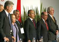 El presidente Felipe Calderón, acompañdo de Alfredo Elías Ayub, Georgina Kessel, Luis Salazar, Luis Tellez y Manuel Gómez, entona el Himno Nacional, durante la ceremonia de inauguración del 24 congreso nacional de Ingeniería Civil, que se llevó a cabo en el WTC