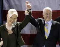 El senador McCain celebra en Miami, junto con su esposa Cindy, la victoria obtenida en Florida