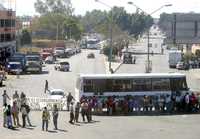 Integrantes del Sindicato de Trabajadores y Empleados de la Universidad Autónoma Benito Juárez de Oaxaca bloquearon con varios vehículos el cruce de Cinco Señores