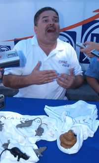 Cerca de la alcaldía de Cancún, Víctor Sumohano, dirigente municipal panista, colocó una mesa y sobre ésta ropa interior, ratoncillos de plástico y hasta una imitación de hez fecal, en alusión a "las corruptelas de la presente administración del PRI"