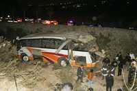 Bomberos y paramédicos rescatan cuerpos de las personas que fallecieron cuando un autobús cayó a un barranco, tras salir de la autopista Naucalpan-Toluca, en la desviación al fraccionamiento Bosque Real