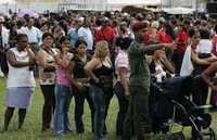 Venezolanos hacen fila para comprar a precios rebajados alimentos confiscados a contrabandistas en la ciudad de San Antonio, cerca de la frontera occidental de Venezuela con Colombia