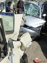 Cinco profesores de la sección 22 del SNTE que viajaban en una camioneta murieron en un accidente carretero. El chofer del otro vehículo también pereció