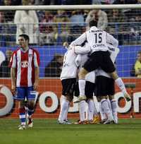 Jugadores del Valencia festejan el primer gol anotado al Atlético