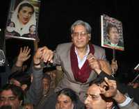 Penalistas y activistas de derechos humanos celebran en Lahore la liberación del presidente de la Barra de Abogados del Tribunal Supremo de Pakistán, Aitzaz Ahsan, quien había sido puesto bajo arresto domiciliario por las autoridades del gobierno de facto de Pervez Musharraf
