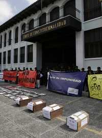Defensores de derechos humanos protestaron ayer en Guatemala contra la decisión de la Corte de Constitucionalidad de no extraditar a España a cinco militares y dos civiles guatemaltecos acusados de violaciones a las garantías individuales en la década de los 80
