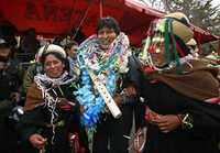 Evo Morales baila con mujeres en el poblado de Orinoca, donde el presidente boliviano nació, ayer durante un carnaval indígena
