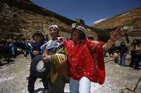 Mineros bolivianos realizan un ritual para los metales de plata en las afueras de Oruro, ayer durante las celebraciones del carnaval andino