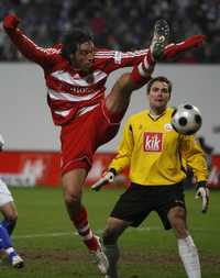 Luca Toni (izquierda), del Bayern Munich, anotó uno de los goles con que su equpo se impuso 2-1 al Hansa Rostock, en la Bundesliga