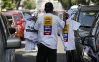 Un vendedor ambulante ofrece en el centro de Bogotá camisetas para la marcha contra las FARC