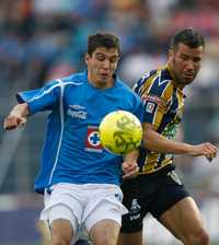 El cementero Nicolás Vigneri y el gladiador Óscar Mascorro, durante el partido en el estadio Azul