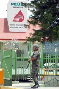 Elementos del Ejército en la estación de Pemex en Santa María el Tule, Oaxaca