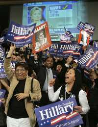 Mientras, en Nueva York, los partidarios de Hillary Clinton festejan la votación