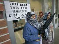 Un cartel para promover el voto en varios idiomas, captado en un centro electoral de Boston