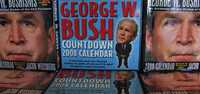 La imagen del presidente estadunidense George W. Bush se difunde en distintas mercancías como calendarios, camisetas, tarjetas y hasta llaveros, en lo que es la cuenta regresiva del cambio de presidencia, en enero de 2009
