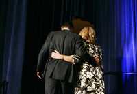 Mitt Romney y su esposa, Ann, abandonan el salón de un hotel en Washington donde el ahora ex precandidato sorprendió al ala conservadora de los republicanos al anunciar su retiro de la contienda por la nominación, en aras de la unión del partido