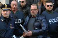 Vicenzo Licciardi (segundo de la derecha), catalogado como uno de los 30 fugitivos más buscados, es escoltado por la policía después de su detención en Nápoles. La policía italiana considera que es uno de los jefes de la Camorra, el sindicato del crimen que funciona en Nápoles