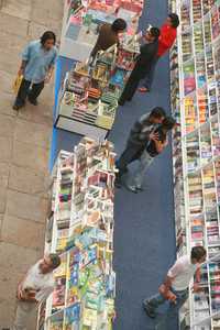 Visitantes del Palacio de Minería, en el Centro Histórico, durante una jornada del encuentro editorial de 2007