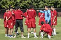 En las instalaciones de Verde Valle, en Zapopan, el técnico Efraín Flores alecciona a sus pupilos, rumbo al clásico tapatío Chivas-Atlas