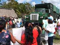 Cientos de militantes de PAN, del municipio de Lázaro Cárdenas, Quintana Roo, bloquearon dos horas la carretera Cancún-Mérida, donde denunciaron que los comicios del domingo pasado fueron un fraude orquestado por el gobernador Félix González Canto
