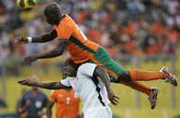 Marc Zoro, de Costa de Marfil, supera a Junior Agogo, de Ghana, durante el juego por el tercer lugar de la Copa Africana de Naciones, que se adjudicó el anfitrión con marcador de 4-2
