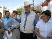 Familiares del ejidatario José Guadalupe Cruz pretendieron encarar al ex presidente, pero él los evitó y su cuerpo de guardias alejó a los manifestantes