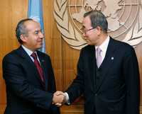 Saludo entre el presidente Felipe Calderón Hinojosa y el secretario general de la Organización de Naciones Unidas, Ban Ki-Moon, ayer en la ciudad de Nueva York