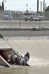 En Ciudad Juárez, indocumentados esperan el momento oportuno para cruzar la línea fronteriza