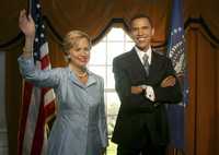 Figuras de cera de Hillary Clinton y Barack Obama, precandidatos demócratas a la presidencia de Estados Unidos, se exhiben en el Museo de Madame Tussaud de Washington