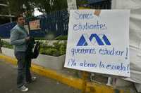Protesta de la comunidad estudiantil fuera del plantel Xochimilco de la Universidad Autónoma de México