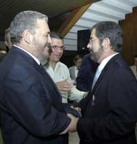 Fidel Castro Díaz-Balart (izquierda) felicita a Juan Ramón de la Fuente luego de entregarle la Medalla de la Amistad  Notimex