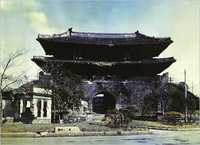 La Puerta de Nandaemun, cuya construcción data del año 1398