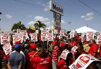 Simpatizantes de Hugo Chávez se manifestaron el pasado martes en una gasolinera propiedad de ExxonMobil en la ciudad de Maracaibo, en repudio a la exigencia de la trasnacional estadunidense para que le congelen recursos millonarios a la estatal PDVSA en busca de una compensación económica luego de la nacionalización decretada por el presidente venezolano