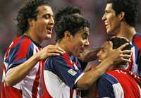 Reynoso, Bravo y Rodríguez felicitan a Morales (izquierda abajo), tras el golazo que anotó y puso al chiverío con ventaja temporal de 2-0