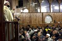 El imán Mostafa Chendid habla durante la oración de los viernes en la mezquita de la comunidad Faith, ayer en Copenhague. Predicadores musulmanes daneses intentaron calmar a sus fieles después de que los periódicos reimprimieron un dibujo del profeta Mahoma