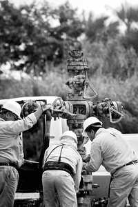 Mantenimiento por trabajadores de Petróleos Mexicanos en el campo San Ramón, en Tabasco