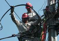 Reparación de líneas eléctricas afectadas los fuertes vientos en la ciudad de México