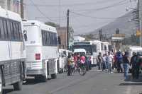 Habitantes y familiares de cuatro personas arrolladas por una combi en el pueblo de Cuanalán, en Acolman, estado de México, retuvieron de nuevo camiones de la línea Teotihuacán