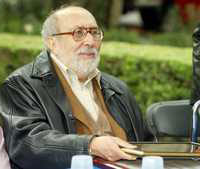 Emilio Carballido, durante la ceremonia en que se le impuso su nombre a un parque de la colonia San Pedro de los Pinos, en 2005
