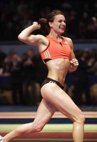 Yelena Isinbayeva dejó el registro de salto con garrocha en 4.95 metros, dos centímetros más que su marca de hace un año