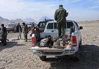 Traslado de cadáveres tras el atentado con bomba, ayer, en la provincia de Kandahar, en Afganistán