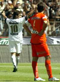 El auriazul Scocco festeja el gol que selló el triunfo de su equipo