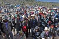 Wixárikas realizan un bloqueo contra un proyecto carretero en Jalisco. Argumentan que la vía propiciará el saqueo de flora y fauna, afectará los mantos acuíferos, traerá contaminación y "atentará contra la autosuficiencia y la autonomía de nuestro pueblo, además de dividir el territorio comunal"