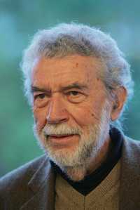 El escritor francés Alain Robbe-Grillet, en imágenes de 1966, en París, y durante una jornada literaria efectuada en el cantón suizo de Solothurn, en 2004