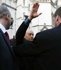 Mohamed Al Fayed (al centro) invirtió millones de libras en investigaciones privadas y abogados durante 10 años para llevar su cruzada contra la familia monárquica ante la Corte Real de Justicia. En la imagen, el magnate egipcio saluda a periodistas mientras sale de la alta corte londinense