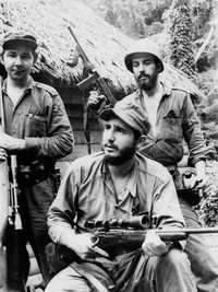 Imagen del comandante Fidel Castro tomada en las montañas el 14 de marzo de 1957. Lo acompañan su hermano Raúl y ahora presidente interino (a la izquierda), y otro combatiente de la revolución cubana no identificado