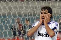 Pesar del español Raúl, delantero del Real Madrid, tras fallar un tiro a gol ante el AS Roma