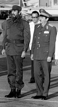Los hermanos Castro Ruz, el 13 de noviembre de 1983, cuando recibieron en el aeropuerto los cuerpos de 24 cubanos muertos en Granada durante la invasión de Estados Unidos