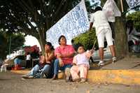 Familias de Atzalán se plantaron fuera del Congreso de Veracruz para denunciar que las viviendas que les entregaron en diciembre pasado, financiadas con recursos federales y estatales, son inhabitables porque carecen de servicios. Los inconformes aseguran que estas obras fueron un negocio de la ex alcaldesa Alba Leonila Méndez Herrera y de sus hermanos