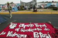 Integrantes del sindicato de trabajadores de Industria Vidriera del Potosí, filial de Grupo Modelo, instalaron un plantón "permanente" afuera de las instalaciones del corporativo en el Distrito Federal